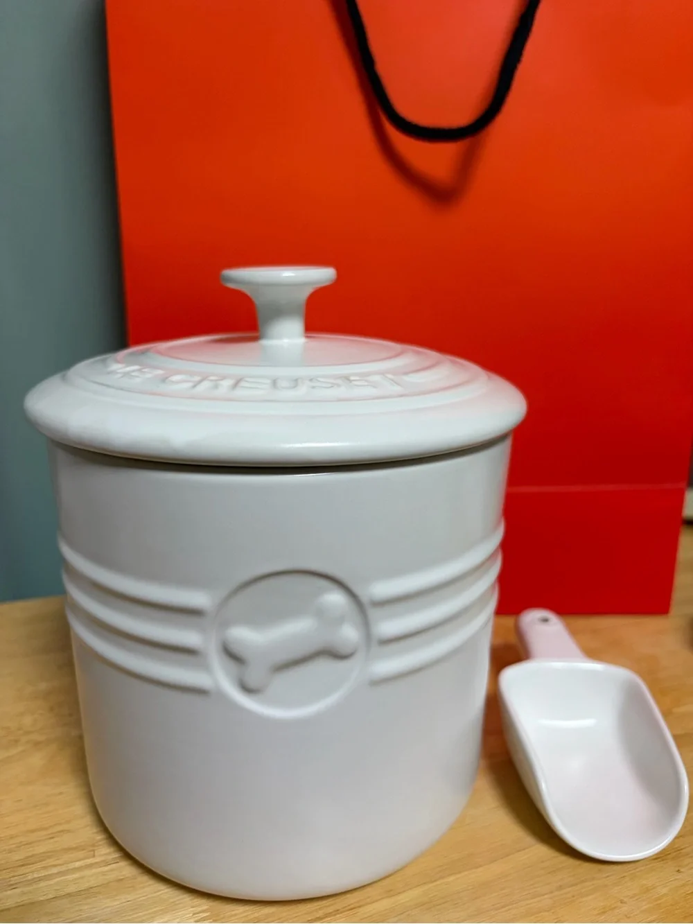 Le Creuset 2.3 L Pet Food Container w/ Lid and Scoop - Color Cotton